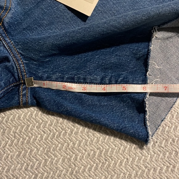 NWT Levi’s 501 button fly denim shorts. Size 28 - Picture 5 of 7